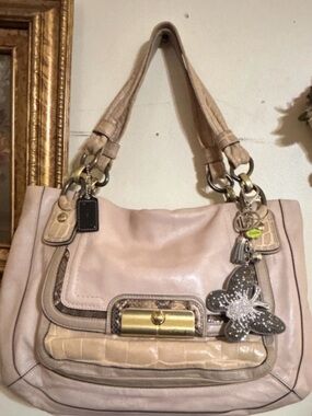 Stylish Beige Women's Shoulder Bag with Gold Accent